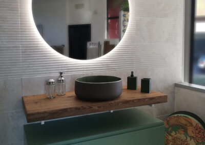 Composizione STREET laccato opaco VERDE OLIVA cm 120, top in ABETE vecchio patina neutra lavabo in appoggio in ceramica INDEX con interno colorato EMERALD BUDDHA, specchio LIGHT tondo retroilluminato diam. 100