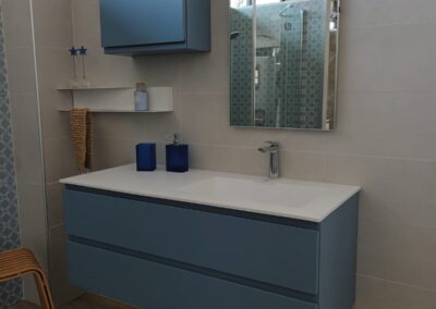 Composizione STREET laccato opaco CERULEO cm 120, consolle in tekno bianco opaco JUNO con vasca integrata, specchio LIGHT cm 49 x h 95 con faretto TRAIL 40 cm, pensile 50 x h 49 x prof. 20,8 E mensola in metallo bianco opaco