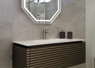 Composizione DOLCEVITA cm 108 superficie ondulata laccato metal TITANIO, con top in AQUATEK bianco opaco con vasca integrata e specchio OTTAGONO con led perimetrale integrato frontale e telaio alluminio bianco cm 80x80