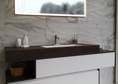 Composizione NYU laccato opaco bianco, fianchi e top HPL colore SKY cm 152,4, top con vasca integrata DUPLEX In mineralsolid bianco opaco, specchio con led integrato perimetrale frontale cm 120 x h 61