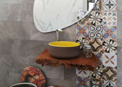 Composizione con top SARONG in radice di TEAK cm circa 90con lavabo in appoggio in ceramica INDEX con interno bianco Lucido ALPINE SNOW, specchio STONE cm 105 x h 85 retroilluminato