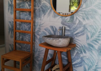 Composizione ZEN in legno teak cm 50 con lavabo in pietra naturale JOYA L, specchio con cornice in bambu' diam. 60 cm