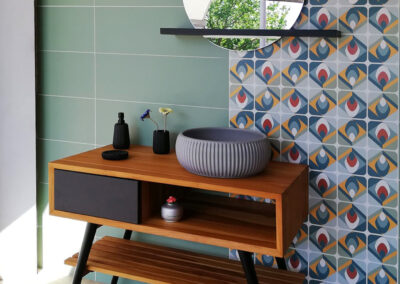 Composizione FEEL GOOD in teak cm 100 con cassetto laccato nero opaco, lavabo in appoggio in ceramica INDEX con interno colorato MUSTARD YELLOW e specchio cm 60 con mensola integrata laccato nero opaco