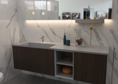 Composizione TESO cm. 183 frontali in melaminico ABETE MADRID, fianchi e base a giorno REGOLO laccato opaco