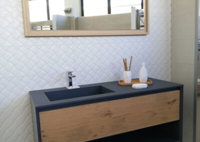 Composizione MATERIA cm 120 laccato velvet grigio BROMO, frontale ROVERE ANTICO ESSENZA, top fenix grigio BROMO con vasca integrata, specchio BISHOP cm 120 x h 73,4 con cornice con led integrato in ROVERE ESSENZA