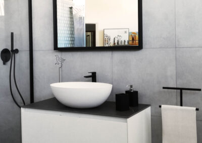 Composizione STREET cm 105 laccato BIANCO OPACO, Top in laminam PIETRA GREY con lavabo in appoggio KING in tekno bianco opaco, specchio HIDE con profilo NERO OPACO da cm 95x73,4 con led integrato