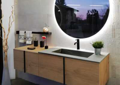 Composizione SKY PREGIATO rovere antico essenza cm 155, top in laminam cm 95 PIETRA PIASENTINA con vasca integrata NAXOS, maniglia NEW LINE nero spazzolato - specchio DAFNE cm 50 x h 100 Con cornice metallo nera e faretto, porta asciugamano TOKH nero