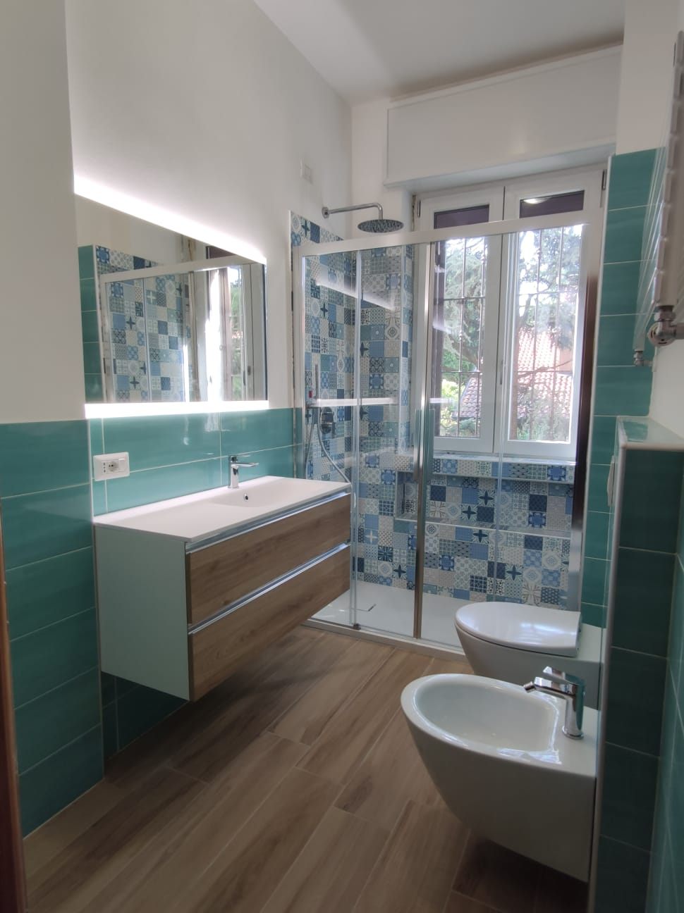 progetto bagno moderno bianco e legno PerBagno a Legnano e Castellanza