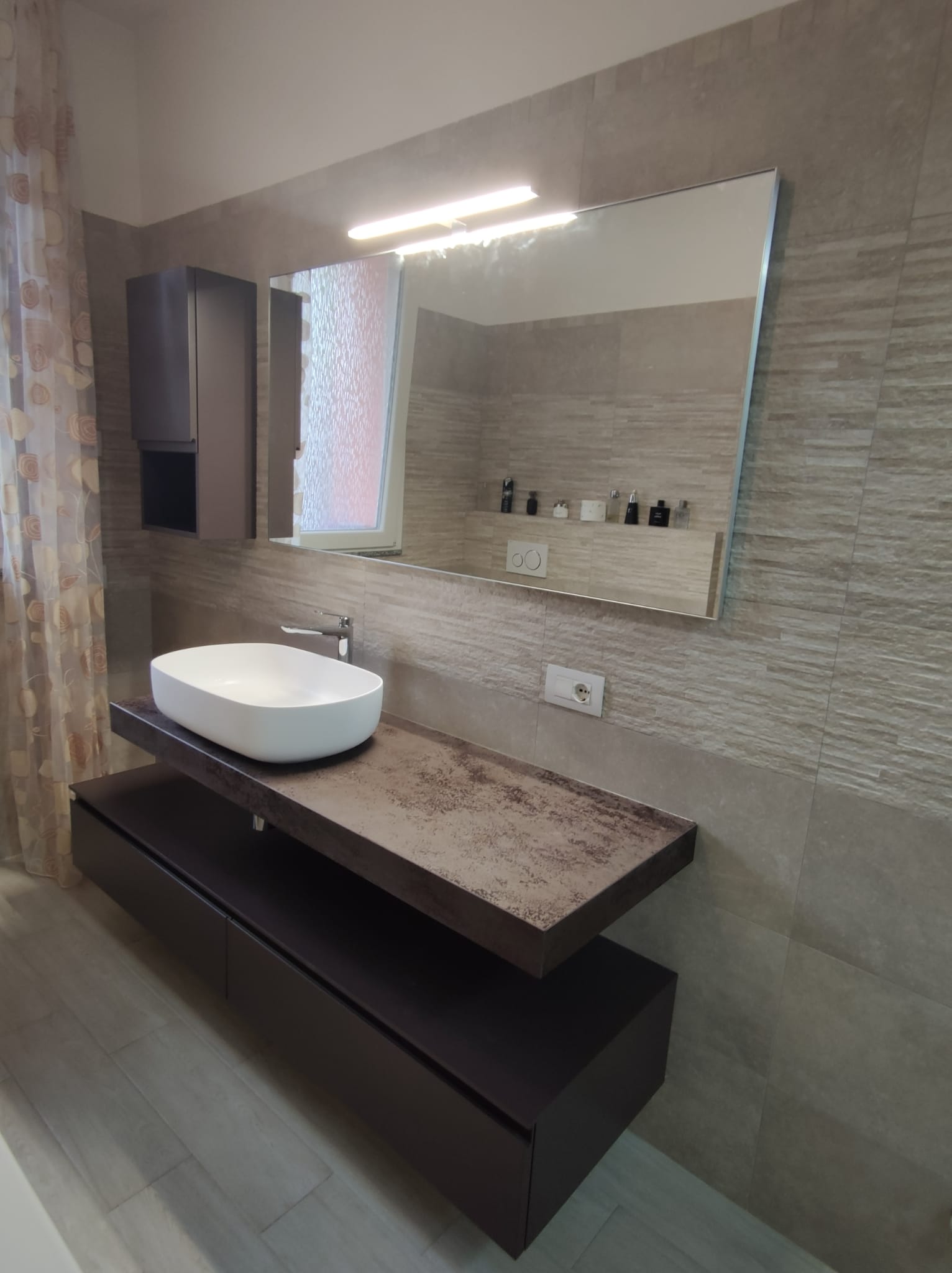 progetto bagno moderno nero e legno PerBagno a Legnano e Castellanza