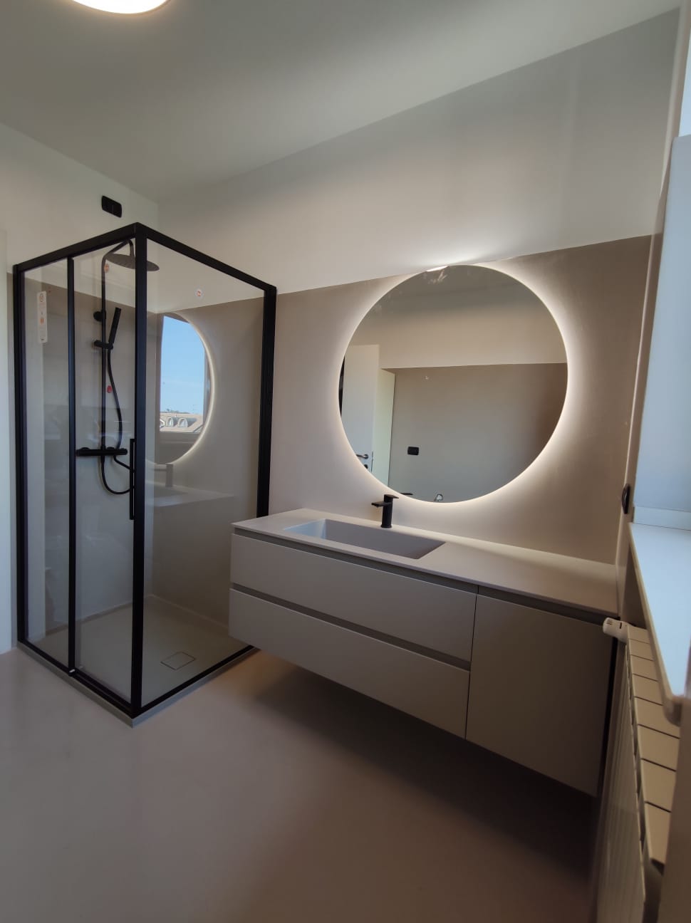 progetto bagno moderno grigio tortora e doccia minimal PerBagno a Legnano e Castellanza