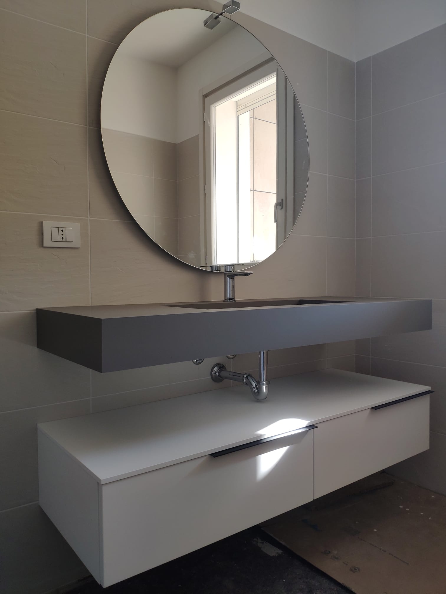 progetto bagno moderno bianco e grigio PerBagno a Legnano e Castellanza